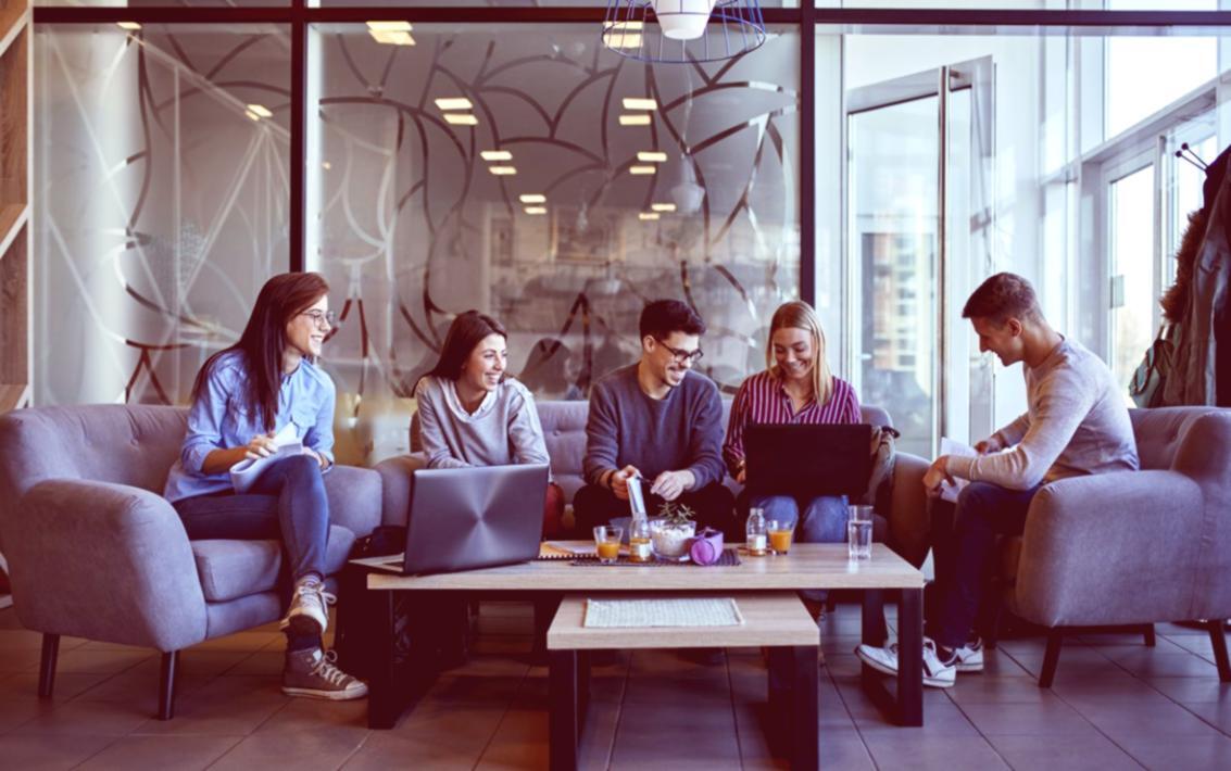 Arbeitsbereich mit Laptop und Analyse-Tools für SEO-Audits