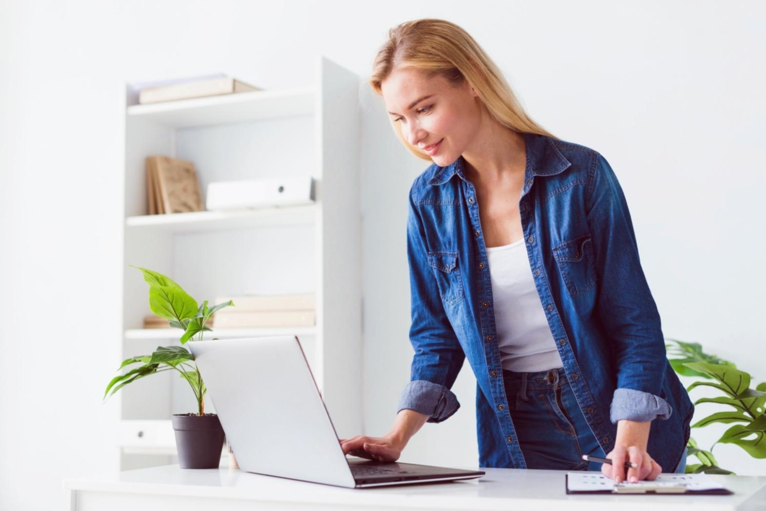 Büroumgebung mit modernen Arbeitsplätzen und SEO-Dokumentation