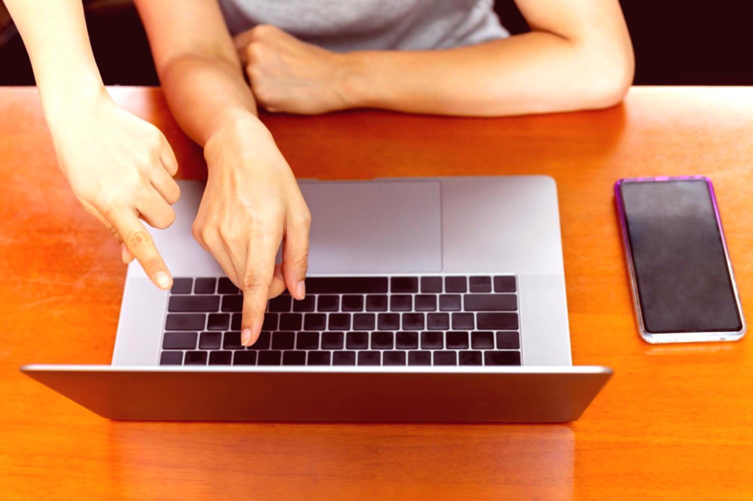 SEO-Audit Analyse am Arbeitsplatz mit detaillierten Berichten