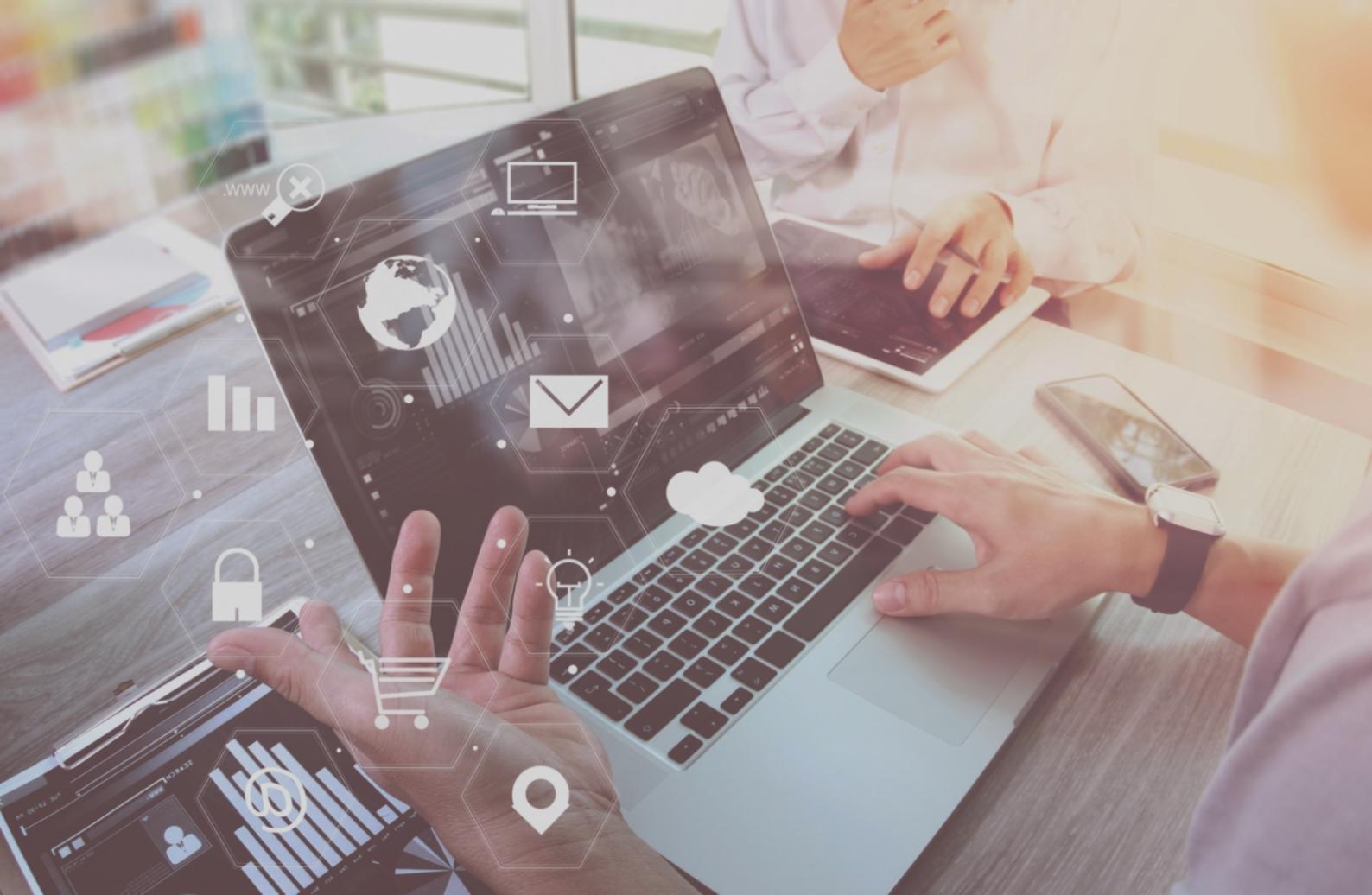 Detaillierte SEO-Analysen und Audit-Berichte auf mehreren Bildschirmen