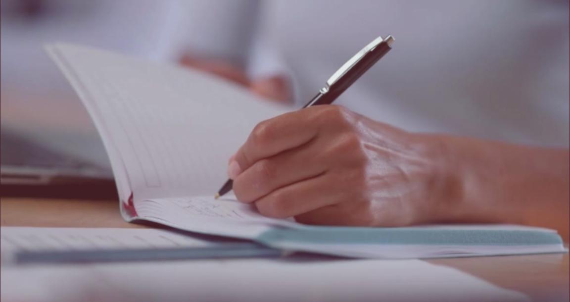 Team-Besprechung mit Whiteboard und SEO-Strategien